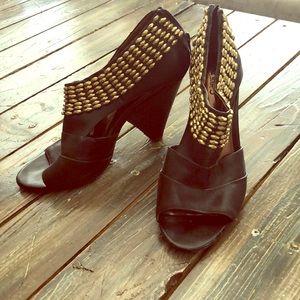 Woman’s embellished peep toe pump size 7.5